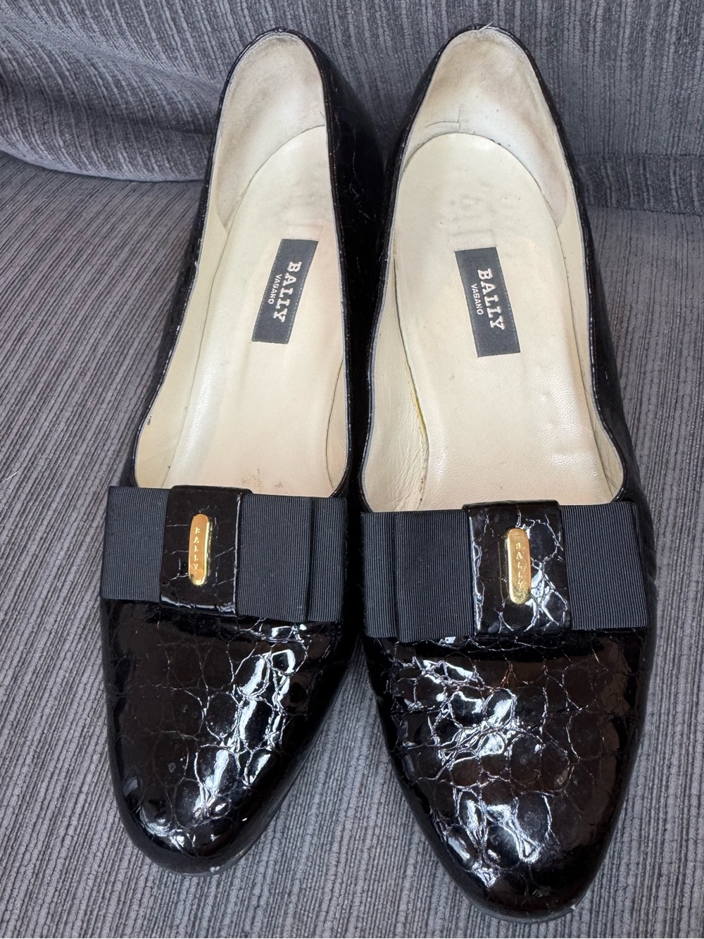 Bally Medlana Black Patent Leather Bow Low Heel Pumps
Size 8 F Switzerland